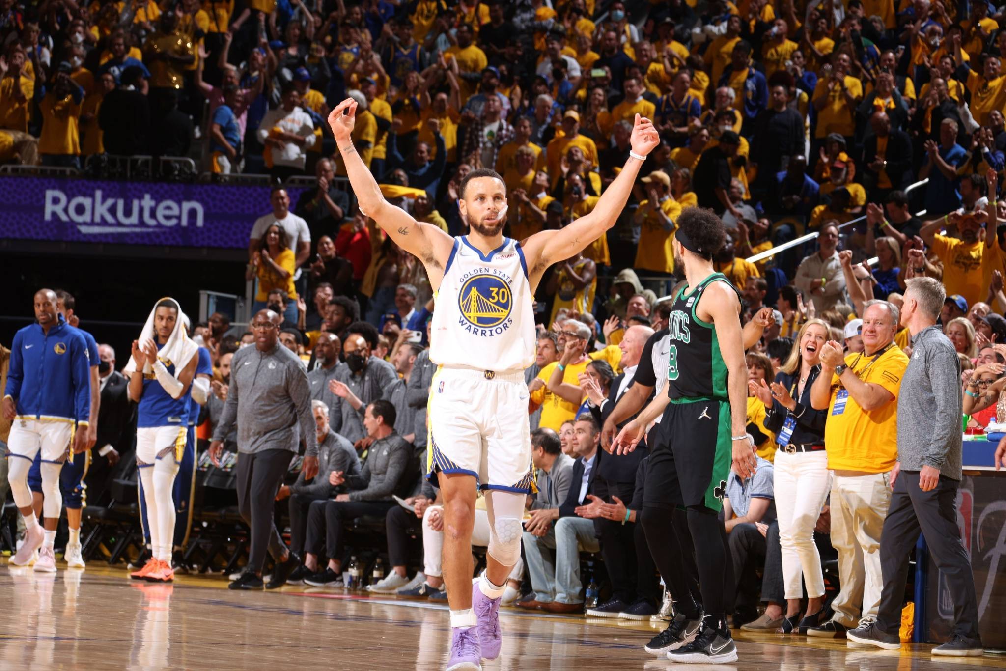 芒果体育 -关键时刻成都蓉城调整名单以备NBA总决赛，刷新队史纪录环节打磨，质疑声仍在，训练强度明显提升 